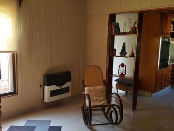 CLAYPOLE: EXCELENTE CHALET CENTRICO DE ESTILO,  DE AMPLIAS DIMENSIONES. LUMINOSO, FUNCIONAL. EXCEL.UBICACION A 4 CDRAS DE LA ESTACION . OPORTUNIDAD!!
