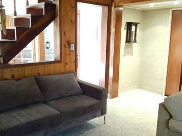 CLAYPOLE: EXCELENTE CHALET CENTRICO DE ESTILO,  DE AMPLIAS DIMENSIONES. LUMINOSO, FUNCIONAL. EXCEL.UBICACION A 4 CDRAS DE LA ESTACION . OPORTUNIDAD!!