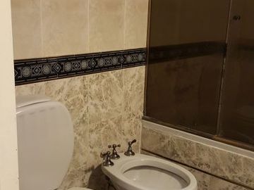 CLAYPOLE: EXCELENTE CHALET CENTRICO DE ESTILO,  DE AMPLIAS DIMENSIONES. LUMINOSO, FUNCIONAL. EXCEL.UBICACION A 4 CDRAS DE LA ESTACION . OPORTUNIDAD!!