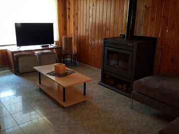 CLAYPOLE: EXCELENTE CHALET CENTRICO DE ESTILO,  DE AMPLIAS DIMENSIONES. LUMINOSO, FUNCIONAL. EXCEL.UBICACION A 4 CDRAS DE LA ESTACION . OPORTUNIDAD!!