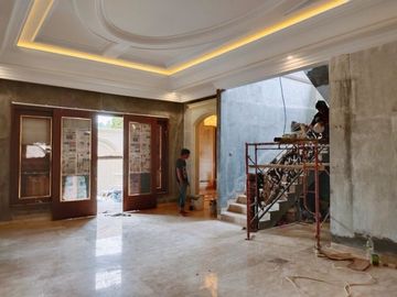 RUMAH MEWAH DI JALAN KYAI MOJO DEKAT TUGU DENGAN KOLAM RENANG