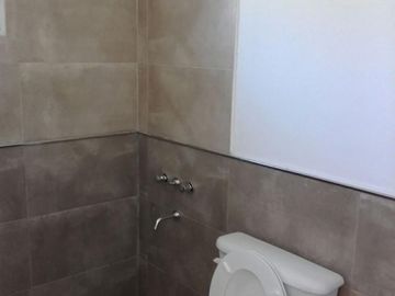 Muy lindo monoambiente con entrada para auto y patio.-