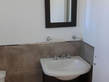 Muy lindo monoambiente con entrada para auto y patio.-