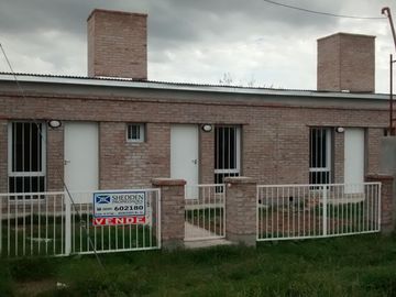 Muy lindo monoambiente con entrada para auto y patio.-
