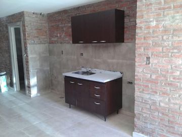 Muy lindo monoambiente con entrada para auto y patio.-