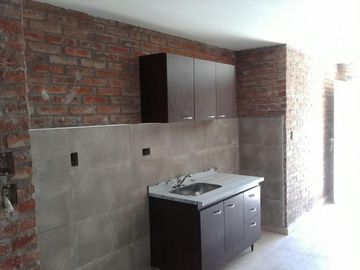 Muy lindo monoambiente con entrada para auto y patio.-