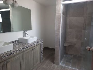 Amplia residencia fraccionamiento privado TOLUCA