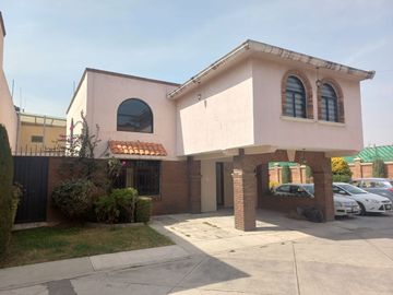 Amplia residencia fraccionamiento privado TOLUCA
