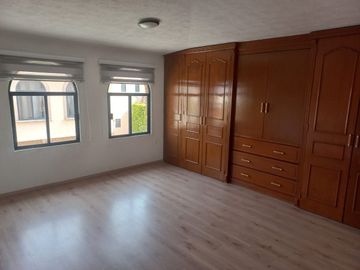 Amplia residencia fraccionamiento privado TOLUCA