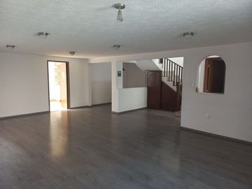Amplia residencia fraccionamiento privado TOLUCA