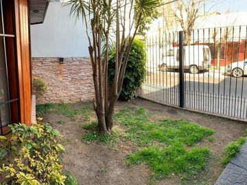 CASA 4 AMBIENTES, EN DOS PLANTAS CON GARAGE PASANTE PARA 2 AUTOS, PATIO Y PARRILLA