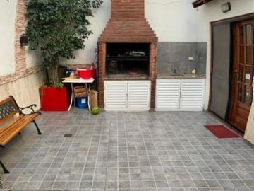 CASA 4 AMBIENTES, EN DOS PLANTAS CON GARAGE PASANTE PARA 2 AUTOS, PATIO Y PARRILLA