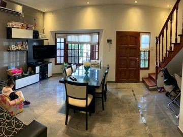 CASA 4 AMBIENTES, EN DOS PLANTAS CON GARAGE PASANTE PARA 2 AUTOS, PATIO Y PARRILLA