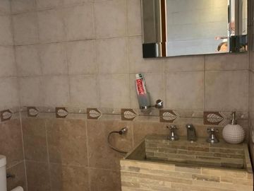 CASA 4 AMBIENTES, EN DOS PLANTAS CON GARAGE PASANTE PARA 2 AUTOS, PATIO Y PARRILLA