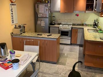 CASA 4 AMBIENTES, EN DOS PLANTAS CON GARAGE PASANTE PARA 2 AUTOS, PATIO Y PARRILLA
