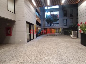 Moderno y premiado edificio ubicado en calle Libertad, Miraflores.  A dos cuadras del Parque Kennedy, Pasaje San Ramón Culinary Strip y el Malecón. Ce