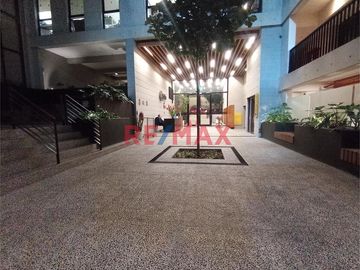 Moderno y premiado edificio ubicado en calle Libertad, Miraflores.  A dos cuadras del Parque Kennedy, Pasaje San Ramón Culinary Strip y el Malecón. Ce