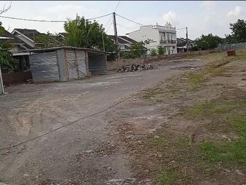 Plot of Land with Sloping Prices, Next to Adi Soemarmo Airport