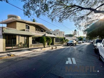 Casa en Venta Para Consultorios Oficinas Frente Jardin Corregidora Centro Colima
