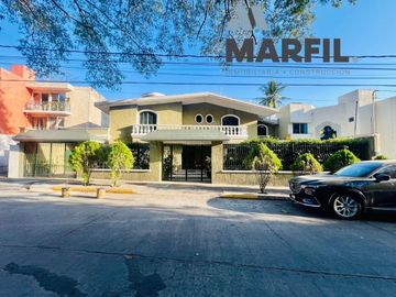 Casa en Venta Para Consultorios Oficinas Frente Jardin Corregidora Centro Colima