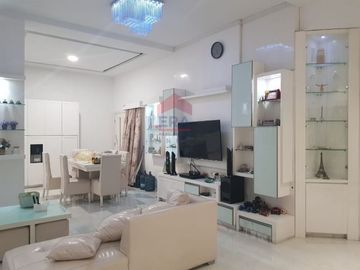 Rumah Posisi Hook Di Tatar Wangsakerta. Kota Baru Parahyangan