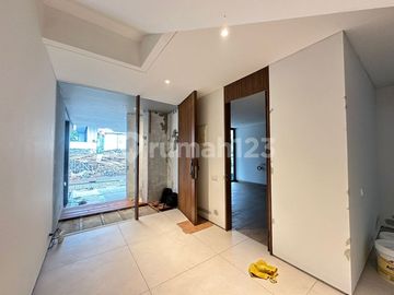 Hunian Modern Industrial 3 Lantai Siap Huni di Kemang