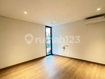 Hunian Modern Industrial 3 Lantai Siap Huni di Kemang