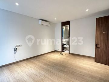 Hunian Modern Industrial 3 Lantai Siap Huni di Kemang