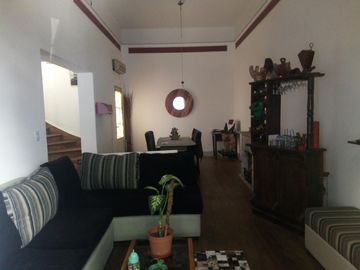 Muy buena casa municipal en tres plantas
