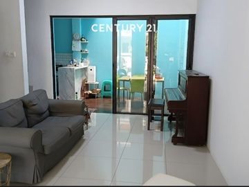 Rumah 3 Lantai Semi Furnish Di Wisteria Cakung Jakarta Timur