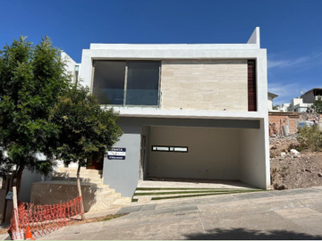 CASA EN VENTA EN MONTERRA PONIENTE! SLP