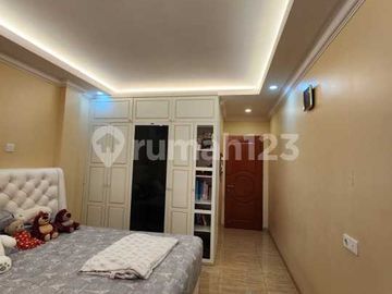 Rumah Hook Mewah 4 Lantai Sangat Terawat Taman Palem Lestari