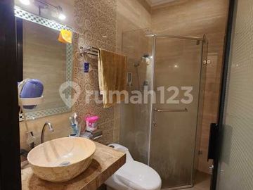Rumah Hook Mewah 4 Lantai Sangat Terawat Taman Palem Lestari
