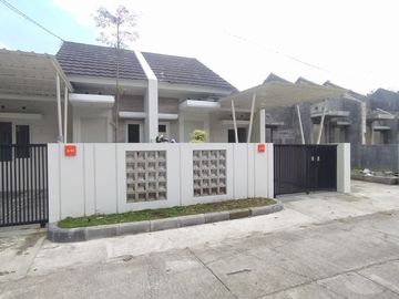 Hunian Nyaman Dinding Granit Timur Jl Manisrenggo dan Dekat Exit Tol