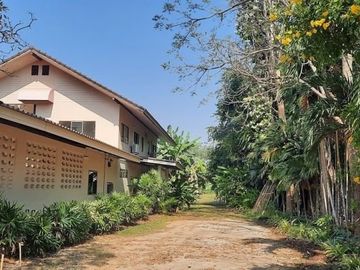 GORGEOUS 5 BED / 5 BATH HOME WITH 155 METERS OF RIVERSIDE JUST 15 KM FROM DOWNTOWN KANCHANABURI!!!