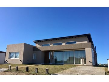 CASA EN VENTA EN COSTA ESMERALDA - ECUESTRE 301