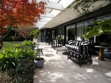 Casa en venta de 7 dorm. en Lo Barnechea (Mall Vivo)