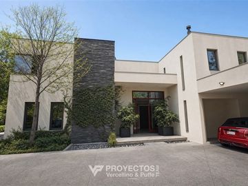 Casa en venta de 7 dorm. en Lo Barnechea (Mall Vivo)