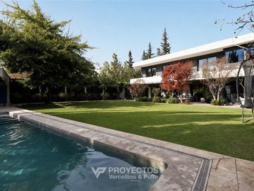 Casa en venta de 7 dorm. en Lo Barnechea (Mall Vivo)