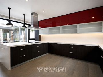 Casa en venta de 7 dorm. en Lo Barnechea (Mall Vivo)