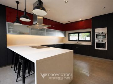 Casa en venta de 7 dorm. en Lo Barnechea (Mall Vivo)
