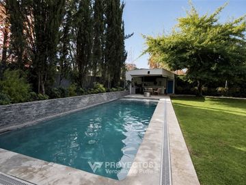 Casa en venta de 7 dorm. en Lo Barnechea (Mall Vivo)