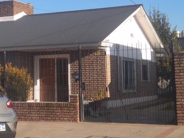SE VENDE CASA 2 HABITACIONES  MAGALLANES al 100