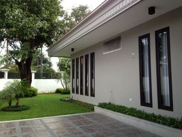 ukiauw.Rumah pusat kota Jl Ry Ambengan Cocok buat rumah Dinas atau kantor