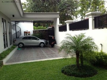 ukiauw.Rumah pusat kota Jl Ry Ambengan Cocok buat rumah Dinas atau kantor