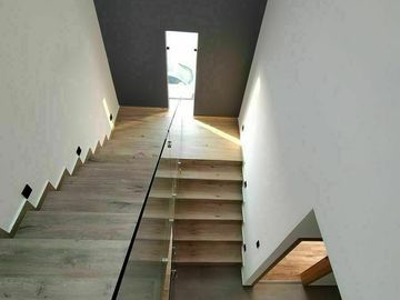 Divina Casa en La Condesa Juriquilla, 3 Niveles, 4.5 Baños, Estudio o 4ta Rec