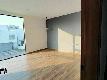 Divina Casa en La Condesa Juriquilla, 3 Niveles, 4.5 Baños, Estudio o 4ta Rec