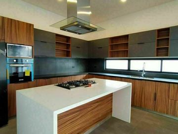 Divina Casa en La Condesa Juriquilla, 3 Niveles, 4.5 Baños, Estudio o 4ta Rec