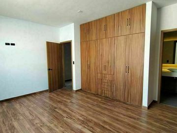 Divina Casa en La Condesa Juriquilla, 3 Niveles, 4.5 Baños, Estudio o 4ta Rec