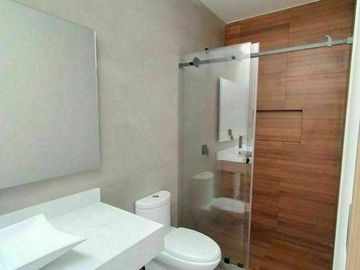 Divina Casa en La Condesa Juriquilla, 3 Niveles, 4.5 Baños, Estudio o 4ta Rec